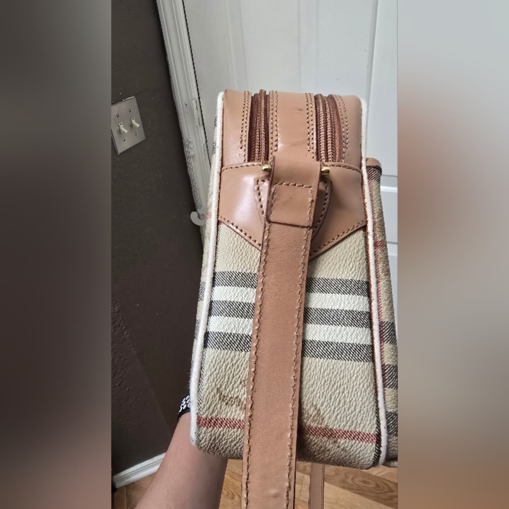 Burberry Multipocket Shoulder Bag 8 in x 10 in x 3.25 in. Bag Drop 18.5 in - Picture 14 of 17